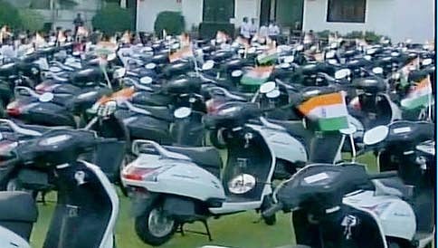 ಫ್ಲಾಟು, ಕಾರು ಆಯ್ತು ಈಗ ಸೂರತ್ ಉದ್ಯಮಿಯಿಂದ ಉದ್ಯೋಗಿಗಳಿಗೆ ದ್ವಿ ಚಕ್ರ ವಾಹನ ಗಿಫ್ಟ್!