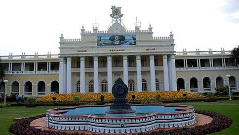 ಮದ್ಯ ಸೇವಿಸಿ ಲೇಡಿಸ್ ಹಾಸ್ಟೆಲ್ ಗೆ ಭೇಟಿ: ಮೈಸೂರು ವಿವಿ ರಿಜಿಸ್ಟ್ರಾರ್ ರಾಜಣ್ಣ ವಿರುದ್ಧ ದೂರು