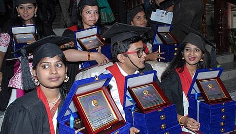 ಚಿನ್ನದ ಪದಕಗಳಿಗೆ 17 ಲಕ್ಷ ರೂಪಾಯಿ ಖರ್ಚು ಮಾಡಿದ ವಿಶ್ವವಿದ್ಯಾಲಯ