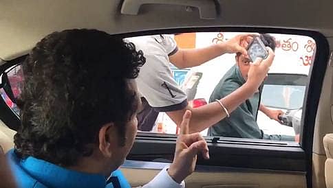 ಕಾರು ನಿಲ್ಲಿಸಿ, ಸ್ಕೂಟರ್ನಲ್ಲಿ ಹೋಗುತ್ತಿದ್ದ ಯುವರಿಗೆ ಹೆಲ್ಮೆಟ್ ಧರಿಸುವಂತೆ ಸಚಿನ್ ಸೂಚನೆ
