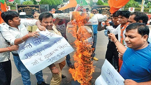 ಲಾಲು, ನಿತೀಶ್ ಕುಮಾರ್ ಪ್ರತಿಕೃತಿ ದಹಿಸಿದ ಬಿಜೆಪಿ ಕಾರ್ಯಕರ್ತರು