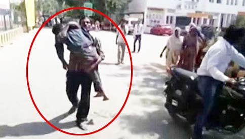 ಆ್ಯಂಬುಲೆನ್ಸ್ ನೀಡದ ಸರ್ಕಾರಿ ಆಸ್ಪತ್ರೆ: ಹೆಗಲ ಮೇಲೆ ಮಗನ ಶವ ಹೊತ್ತು ಸಾಗಿದ ತಂದೆ!