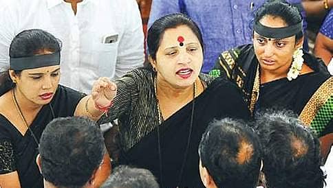 ಮುನಿರತ್ನ ಬೆಂಬಲಿಗರಿಂದ ದೌರ್ಜನ್ಯ: ಪಾಲಿಕೆ ಸಭೆಯಲ್ಲಿ ಮಹಿಳಾ ಕೌನ್ಸಿಲರ್ ಗಳಿಂದ ಆತ್ಮಹತ್ಯೆ ಯತ್ನ