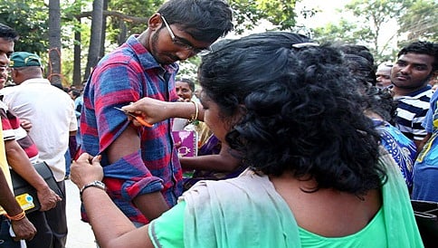 ನೀಟ್ ಡ್ರೆಸ್ ಕೋಡ್: ಕಿವಿಯೋಲೆ, ಬಳೆ, ಒಳಉಡುಪು ತೆಗೆಸಿದರು; ಪೂರ್ತಿ ತೋಳಿನ ಅಂಗಿಗೂ ಕತ್ತರಿ ಹಾಕಿದರು!