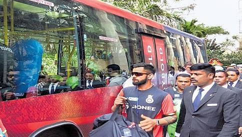 ಚಿನ್ನಸ್ವಾಮಿ ಕ್ರೀಡಾಂಗಣಕ್ಕೆ ಬಿಎಂಟಿಸಿ ಬಸ್ನಲ್ಲಿ ಬಂದ ವಿರಾಟ್ ಕೊಹ್ಲಿ ಪಡೆ
