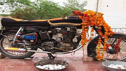 ಈ ದೇವಾಲಯದಲ್ಲಿ ವಿಗ್ರಹದ ಬದಲು ಬುಲೆಟ್ ಬೈಕ್ ಗೆ ನಡೆಯುತ್ತೆ ಪೂಜೆ! ಇಲ್ಲಿದೆ ಬುಲೆಟ್ ಬಾಬಾ ದೇವಾಲಯದ ಹಿನ್ನೆಲೆ