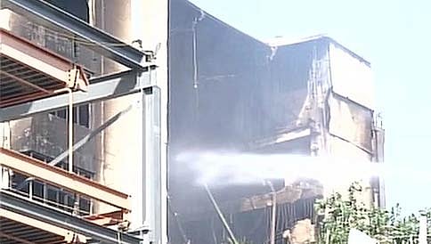 ಚೆನ್ನೈ ಸಿಲ್ಕ್ ಶೋರೂಂ ಅಗ್ನಿ ಅವಘಡ: ಬೆಂಕಿ ರೌದ್ರಾವತಾರಕ್ಕೆ ಕುಸಿಯುತ್ತಿದೆ ಇಡೀ ಕಟ್ಟಡ!