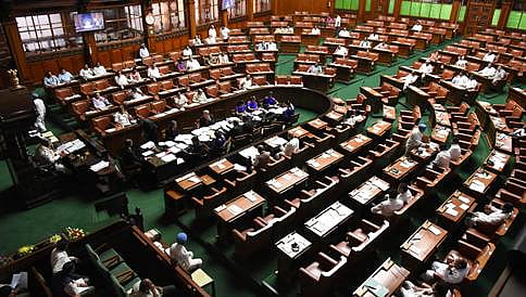 ಬೆಂಗಳೂರು: ಶಾಸಕರ ಸಭೆ ಕರೆದ ರಾಹುಲ್ ಗಾಂಧಿ, ವಿಧಾನಸಭೆ ಅಧಿವೇಶನಕ್ಕೆ ರಜೆ