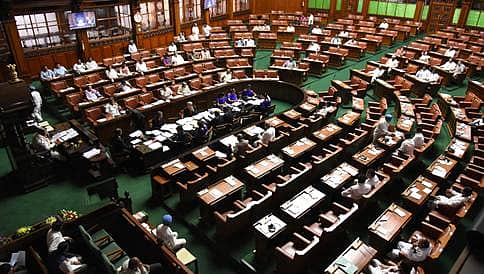 ಬೆಂಗಳೂರು: ಶಾಸಕರ ಸಭೆ ಕರೆದ ರಾಹುಲ್ ಗಾಂಧಿ, ವಿಧಾನಸಭೆ ಅಧಿವೇಶನಕ್ಕೆ ರಜೆ