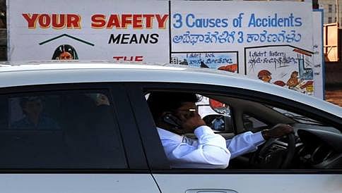 ಉ.ಪ್ರ: ಮೊಬೈಲ್ ನಲ್ಲಿ ಮಾತನಾಡುತ್ತಾ ವಾಹನ ಚಾಲನೆ ಮಾಡಿದರೆ ಹುಷಾರ್!