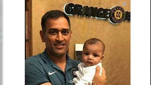 ಫೈನಲ್ ಕದನಕ್ಕೂ ಮುನ್ನ ಪಾಕ್ ನಾಯಕ ಸರ್ಫರಾಜ್ ಪುತ್ರನ ಜೊತೆ ಧೋನಿ!
