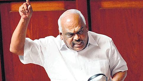 ರಾಜ್ಯದಲ್ಲಿ 2,869 ನಕಲಿ ವೈದ್ಯರ ಪತ್ತೆ, ನಾಟಿ ವೈದ್ಯರು ನಕಲಿಗಳಲ್ಲ: ರಮೇಶ್ ಕುಮಾರ್