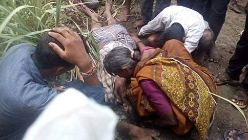 ಹುಬ್ಬಳ್ಳಿ: ಕಬ್ಬಿನ ಹೊಲದಲ್ಲಿ ವಿದ್ಯುತ್ ತಂತಿ ತಗುಲಿ ಇಬ್ಬರು ರೈತರು ಸಾವು