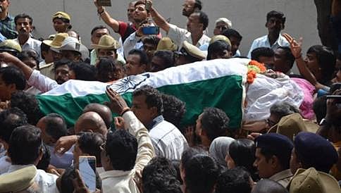 ಪಾರ್ವತಮ್ಮ ಪಾರ್ಥೀವ ಶರೀರದ ಮೇಲೆ ರಾಷ್ಟ್ರಧ್ವಜ: ಸರ್ಕಾರದ ವಿರುದ್ಧ ಖಾಸಗಿ ದೂರು ದಾಖಲು
