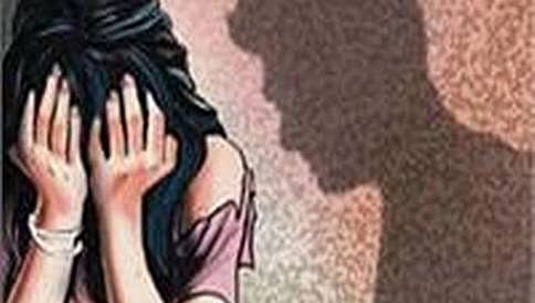 ಬೆಂಗಳೂರು: ಬಸ್ ನಿಲ್ದಾಣದಲ್ಲಿ ನಿಂತಿದ್ದ ಯುವತಿ ಕೆನ್ನೆಗೆ ಮುತ್ತು ಕೊಟ್ಟು ಅಪರಿಚಿತ ಯುವಕ ಪರಾರಿ