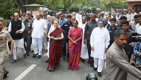 ರಾಷ್ಟ್ರಪತಿ ಚುನಾವಣೆ: ಪ್ರತಿಪಕ್ಷಗಳ ಅಭ್ಯರ್ಥಿ ಮೀರಾ ಕುಮಾರ್ ನಾಮಪತ್ರ ಸಲ್ಲಿಕೆ