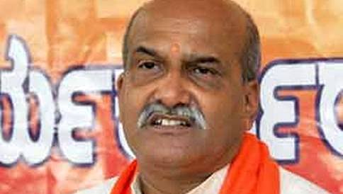 ಪೇಜಾವರ ಶ್ರೀಗಳಿಂದ ಹಿಂದೂ ಸಮಾಜಕ್ಕೆ ಅವಮಾನ: ಪ್ರಮೋದ್ ಮುತಾಲಿಕ್ ಆಕ್ರೋಶ