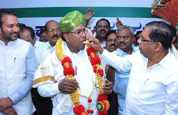 <b>4ನೇ ವರ್ಷದ ಸಂಭ್ರಮ...</b> ಕಾಂಗ್ರೆಸ್ ಸರ್ಕಾರ ನಾಲ್ಕು ವರ್ಷ ಪೂರೈಸಿದ ಹಿನ್ನೆಲೆಯಲ್ಲಿ ಶುಕ್ರವಾರ ಕೆಪಿಸಿಸಿ ಕಚೇರಿಯಲ್ಲಿ ಗೃಹ ಸಚಿವ ಹಾಗೂ ಕೆಪಿಸಿಸಿ ಅಧ್ಯಕ್ಷ ಜಿ ಪರಮೇಶ್ವರ ಅವರು ಮುಖ್ಯಮಂತ್ರಿ ಸಿದ್ದರಾಮಯ್ಯ ಅವರನ್ನು ಸನ್ಮಾನಿಸಿ, ಸಿಹಿ ತಿನಿಸಿದ್ದು ಹೀಗೆ.