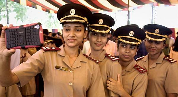 <b>ಸೇನಾ ಸಿಸ್ಟರ್ ಗಳ ಸೆಲ್ಫಿ ಸಂಭ್ರಮ... </b>ಚಂಡೀಗಢದ ಕಮಾಂಡ್ ಆಸ್ಪತ್ರೆಯಲ್ಲಿ ಬುಧವಾರ ನಡೆದ ಕಾರ್ಯಕ್ರಮದ ವೇಳೆ ಸೇನಾ ನರ್ಸ್ ಗಳು ಸೆಲ್ಫಿ ತೆಗೆದುಕೊಂಡು ಸಂಭ್ರಮಿಸಿದ್ದು ಹೀಗೆ.