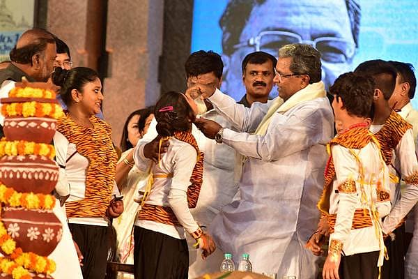 ರಾಜ್ಯ ಸರ್ಕಾರ ನಾಲ್ಕು ವರ್ಷ ಪೂರೈಸಿದ ಹಿನ್ನೆಲೆಯಲ್ಲಿ ಶನಿವಾರ ಮೈಸೂರಿನಲ್ಲಿ ಆಯೋಜಿಸಲಾಗಿದ್ದ ಕೊಟ್ಟ ಮಾತು ದಿಟ್ಟ ಹೆಜ್ಜೆ ಸಮಾವೇಶದಲ್ಲಿ ಮುಖ್ಯಮಂತ್ರಿ ಸಿದ್ದರಾಮಯ್ಯ ಅವರು ವಿದ್ಯಾರ್ಥಿಗಳಿಗೆ ಹಾಲು ಕುಡಿಸುತ್ತಿರುವುದು.