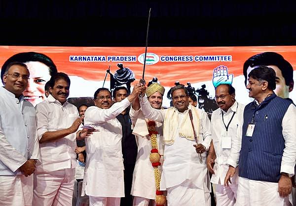 <b>ರಾಹುಲ್ ಕೈಗೆ ಖಡ್ಗ...</b> ಬೆಂಗಳೂರಿನ ಜ್ಞಾನಜ್ಯೋತಿ ಸಭಾಂಗಣದಲ್ಲಿ ಸೋಮವಾರ ನಡೆದ ಕರ್ನಾಟಕ ಪ್ರದೇಶ ಕಾಂಗ್ರೆಸ್ ಸಮಿತಿಯ ಸಾಮಾನ್ಯ ಸಭೆಯಲ್ಲಿ ಮುಖ್ಯಮಂತ್ರಿ ಸಿದ್ದರಾಮಯ್ಯ ಅವರು ಕಾಂಗ್ರೆಸ್ ಉಪಾಧ್ಯಕ್ಷ ರಾಹುಲ್ ಗಾಂಧಿ ಅವರಿಗೆ ಖಡ್ಗ ನೀಡಿ ಗೌರವಿಸಿದರು.