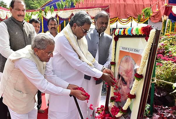 <b>ದೇವರಾಜ ಅರಸುಗೆ ಪುಷ್ಪ ನಮನ... </b>ಸಾಮಾಜಿಕ ನ್ಯಾಯದ ಹರಿಕಾರ, ಮಾಜಿ ಮುಖ್ಯಮಂತ್ರಿ ದಿ.ದೇವರಾಜ ಅರಸು ಅವರ 35ನೇ ಪುಣ್ಯ ಸ್ಮರಣೆ ಅಂಗವಾಗಿ ವಿಧಾನಸೌಧದ ಮುಂಭಾಗದಲ್ಲಿ ಆಯೋಜಿಸಲಾಗಿದ್ದ ಕಾರ್ಯಕ್ರಮದಲ್ಲಿ ಮುಖ್ಯಮಂತ್ರಿ ಸಿದ್ದರಾಮಯ್ಯ ಅವರ ಅರಸು ಭಾವಚಿತ್ರಕ್ಕೆ ಪುಷ್ಪ ನಮನ ಸಲ್ಲಿಸಿದರು.
