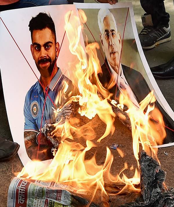 <div><b>ಭಾರತ-ಪಾಕ್ ಪಂದ್ಯಕ್ಕೆ ವಿರೋಧ....</b> ಭಾನುವಾರ ನಡೆಯಲಿರುವ ಭಾರತ-ಪಾಕಿಸ್ತಾನ ಚಾಂಪಿಯನ್ಸ್ ಟ್ರೋಫಿಯ ಮೊದಲ ಪಂದ್ಯ ವಿರೋಧಿಸಿ ದೆಹಲಿಯಲ್ಲಿ ಶನಿವಾರ ಹಿಂದೂ ಸೇನಾ ಕಾರ್ಯಕರ್ತರು ಟೀಂ ಇಂಡಿಯಾ ನಾಯಕ ವಿರಾಟ್ ಕೊಹ್ಲಿ ಅವರ ಭಾವಚಿತ್ರಕ್ಕೆ ಬೆಂಕಿ ಹಚ್ಚಿ ಪ್ರತಿಭಟಿಸಿದರು.</div>