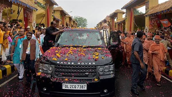 <b>ಮೋದಿ ರೋಡ್ ಶೋ... </b>ಪ್ರಧಾನಿ ನರೇಂದ್ರ ಮೋದಿ ಅವರು ಗುರುವಾರ ಗುಜರಾತ್ ನ ರಾಜ್ ಕೋಟ್ ನಲ್ಲಿ ರೋಡ್ ಶೋ ನಡೆಸಿದರು.