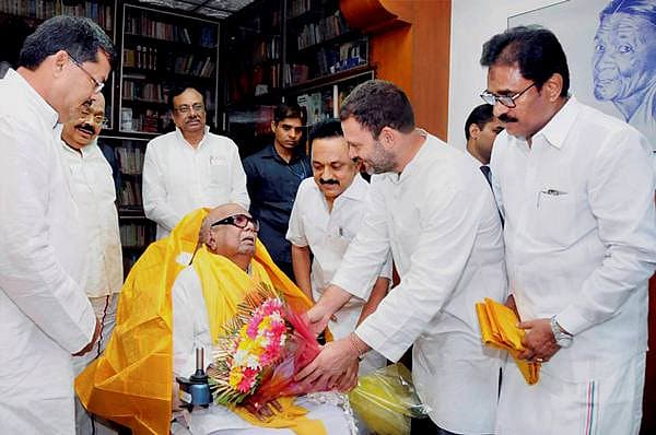 <b>ಹ್ಯಾಪಿ ಬರ್ತ್ ಡೇ... </b>ಚೆನ್ನೈನಲ್ಲಿ ಭಾನುವಾರ 94ನೇ ಹುಟ್ಟುಹಬ್ಬ ಆಚರಿಸಿಕೊಂಡ ತಮಿಳುನಾಡು ಮಾಜಿ ಮುಖ್ಯಮಂತ್ರಿ ಹಾಗೂ ಡಿಎಂಕೆ ಮುಖ್ಯಸ್ಥ ಎಂ. ಕರುಣಾನಿಧಿ ಅವರಿಗೆ ಕಾಂಗ್ರೆಸ್ ಉಪಾಧ್ಯಕ್ಷ ರಾಹುಲ್ ಗಾಂಧಿ ಅವರು ಹುಟ್ಟು ಹಬ್ಬದ ಶುಭಾಶಯ ಕೋರಿದರು.