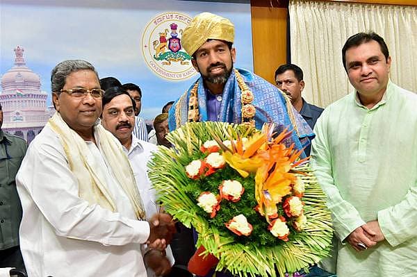 <b>ರೋಹನ್ ಬೋಪಣ್ಣಗೆ ಸಿಎಂ ಸನ್ಮಾನ...</b> ಮುಖ್ಯಮಂತ್ರಿಗಳ ಗೃಹ ಕಚೇರಿ ಕೃಷ್ಣಾದಲ್ಲಿ ಮುಖ್ಯಮಂತ್ರಿ ಸಿದ್ದರಾಮಯ್ಯ ಅವರು ಇತ್ತೀಚಿಗೆ ಫ್ರೆಂಚ್ ಓಪನ್ ಕಿರೀಟ ಮುಡಿಗೇರಿಸಿಕೊಂಡ ಭಾರತದ ಹೆಮ್ಮೆಯ ಟೆನಿಸ್ ಪಟು, ಕನ್ನಡಿಗ ರೋಹನ್ ಬೋಪಣ್ಣ ಅವರನ್ನು ಮಂಗಳವಾರ ಸನ್ಮಾನಿಸಿದರು.