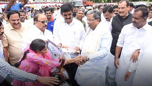 ಮೈಸೂರು: ಪರೀಕ್ಷೆ ಬರೆದ ವಿದ್ಯಾರ್ಥಿಗಳಿಗೆ ಸಿಎಂ 'ಮೆಗಾ' ಕಿರಿಕಿರಿ