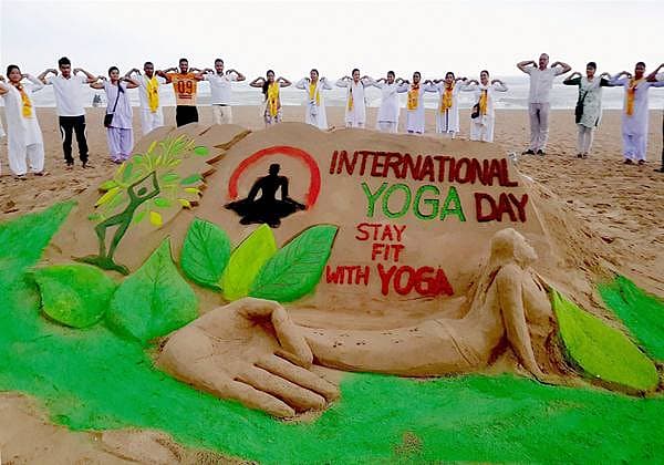 <b>ಅಂತರಾಷ್ಟ್ರೀಯ ಯೋಗ ದಿನ....</b> ಅಂತರಾಷ್ಟ್ರೀಯ ಯೋಗ ದಿನಾಚರಣೆಯ ಅಂಗವಾಗಿ ಮರಳು ಕಲಾವಿದ ಮಾನಸ್ ಸಾಹೂ ಅವರು ರಚಿಸಿದ ಕಲಾಕೃತಿ ಬಳಿ ಜನರು ಮಂಗಳವಾರ ಯೋಗಾಭ್ಯಾಸ ನಡೆಸಿದ್ದು ಹೀಗೆ.