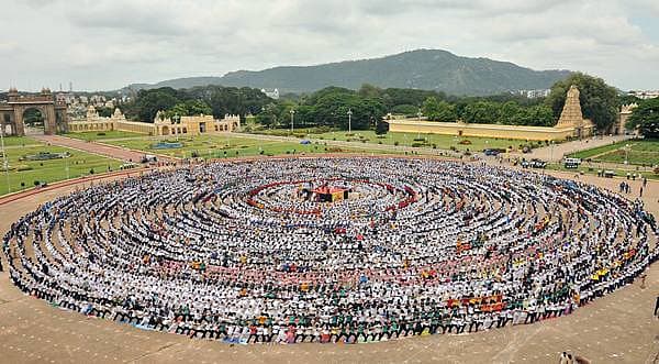 <b>ಅತಿ ಉದ್ದದ ಯೋಗ ಸರಪಳಿ... </b>ಅಂತರರಾಷ್ಟ್ರೀಯ ಯೋಗ ದಿನದ ಅಂಗವಾಗಿ ಅತಿ ಉದ್ದದ ಯೋಗ ಸರಪಳಿ ರಚಿಸಿ ಗಿನ್ನಿಸ್ ದಾಖಲೆ ನಿರ್ಮಿಸಲು ಸಜ್ಜಾಗಿರುವ ಮೈಸೂರು ಜಿಲ್ಲಾಡಳಿತ ಸೋಮವಾರ ಸುಮಾರು 8,500 ವಿದ್ಯಾರ್ಥಿಗಳನ್ನು ಸೇರಿಸಿ ಅರಮನೆ ಅಂಗಳದಲ್ಲಿ ತಾಲೀಮು ನಡೆಸಿತು.