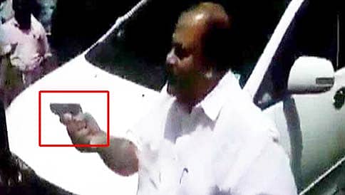 ದಾರಿ ಬಿಡಿ ಇಲ್ಲದಿದ್ದರೆ ಶೂಟ್ ಮಾಡುತ್ತೇನೆ: ಗನ್ ತೋರಿಸಿ ಕಾರ್ಮಿಕರಿಗೆ ಕೇರಳ ಶಾಸಕನ ಧಮ್ಕಿ!