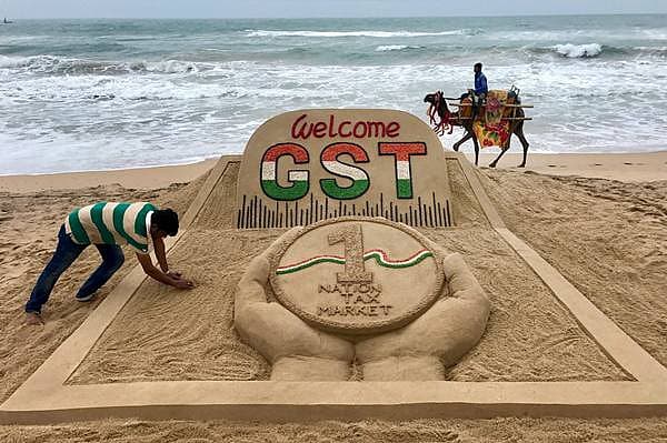 ಪುರಿ ಬೀಚ್ ನಲ್ಲಿ ಖ್ಯಾತ ಮರಳು ಕಲಾವಿದ ಸುದರ್ಶನ್ ಪಟ್ನಾಯಕ್ ಅವರು ಜಿಎಸ್ ಟಿಯನ್ನು ಸ್ವಾಗತಿಸಿದ್ದು ಹೀಗೆ.