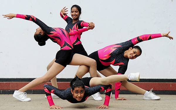 <b>ಜಿಮ್ನಾಸ್ಟಿಕ್ ತಾರೆಯರು... </b>14ನೇ ಏರೋಬಿಕ್ ಜಿಮ್ನಾಸ್ಟಿಕ್ ರಾಷ್ಟ್ರೀಯ ಚಾಂಪಿಯನ್ ಶಿಪ್ ನಲ್ಲಿ ಭಾಗವಹಿಸುತ್ತಿರುವ ವಿದ್ಯಾರ್ಥಿಗಳು ಬೆಂಗಳೂರಿನ ಪ್ರೆಸ್ ಕ್ಲಬ್ ನಲ್ಲಿ ತಮ್ಮ ಕೌಶಲ್ಯ ಪ್ರದರ್ಶಿಸಿದ್ದು ಹೀಗೆ.