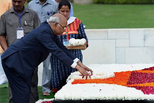 <b>ಮಹಾತ್ಮನಿಗೆ ಪುಷ್ಪ ನಮನ... </b>ನಿಯೋಜಿತ ರಾಷ್ಟ್ರಪತಿ ರಾಮನಾಥ್ ಕೋವಿಂದ್ ಅವರು ಮಂಗಳವಾರ ದೇಶದ 14ನೇ ರಾಷ್ಟ್ರಪತಿಯಾಗಿ ಪ್ರಮಾಣವಚನ ಸ್ವೀಕರಿಸುವ ಮುನ್ನ ರಾಜ್ ಘಾಟ್ ಗೆ ತೆರಳಿ ಮಹಾತ್ಮಗಾಂಧಿ ಅವರ ಸಮಾಧಿಗೆ ಪುಷ್ಪ ನಮನ ಸಲ್ಲಿಸಿದರು.