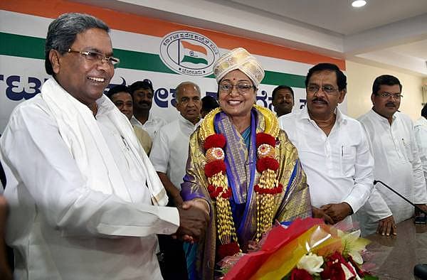 <b>ರಾಷ್ಟ್ರಪತಿ ಅಭ್ಯರ್ಥಿಗೆ ಸಿಎಂ ಸನ್ಮಾನ... </b>ಕೆಪಿಸಿಸಿ ಕಚೇರಿಯಲ್ಲಿ ಶನಿವಾರ ಬೆಂಗಳೂರಿಗೆ ಆಗಮಿಸಿದ ಯುಪಿಎ ರಾಷ್ಟ್ರಪತಿ ಅಭ್ಯರ್ಥಿ ಮೀರಾ ಕುಮಾರ್ ಅವರಿಗೆ ಮುಖ್ಯಮಂತ್ರಿ ಸಿದ್ದರಾಮಯ್ಯ ಅವರು ಮೈಸೂರು ಪೇಠ ತೊಡಿಸಿ ಸನ್ಮಾನಿಸಿದರು.