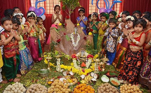 <b>ನಾಗರ ಪಂಚಮಿಯ ಸಂಭ್ರಮ...</b> ಧಾರವಾಡದಲ್ಲಿ ಬುಧವಾರ ಮಹಿಳೆಯರು ಮತ್ತು ಮಕ್ಕಳು ಉತ್ತರ ಕರ್ನಾಟಕದ ಮಹತ್ವ ಹಬ್ಬ ನಾಗರ ಪಂಚಮಿಯನ್ನು ಆಚರಿಸಿದ್ದು ಹೀಗೆ.