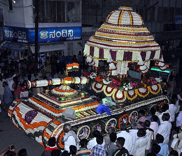 <b>ಗಮನ ಸೆಳೆದ ಸೇನಾ ಟ್ಯಾಂಕರ್ ರಥ... </b>ಚಿಕ್ಕಬಳ್ಳಾಪುರದ ಸರ್ಕಲ್ ಮಾರಮ್ಮ ಜಾತ್ರೆ ಉತ್ಸವದಲ್ಲಿ ಸೇನಾ ಟ್ಯಾಂಕರ್ ಮಾದರಿಯ ರಥ ಜನರ ಗಮನ ಸೆಳೆಯಿತು.
