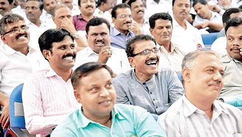 ಬೆಂಗಳೂರು: ತನ್ವೀರ್ ಸೇಠ್ ಗಾಗಿ ಕಾದು ಕಾದು ಸಾಕಾಗಿ ಹಾಡು, ಡ್ಯಾನ್ಸ್ ಮೊರೆ ಹೋದ ಉಪನ್ಯಾಸಕರು