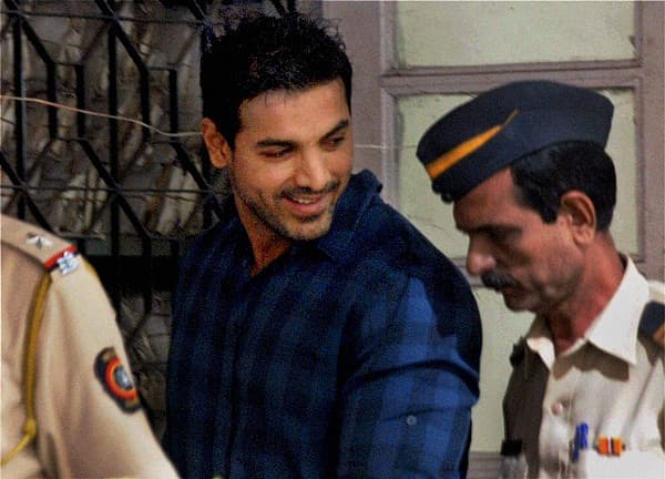 ರಸ್ತೆ ಅಪಘಾತ ಪ್ರಕರಣಕ್ಕೆ ಸಂಬಂಧಿಸಿದಂತೆ 2006 ರಲ್ಲಿ ಬಾಲಿವುಡ್ ನಟ ಜಾನ್ ಅಬ್ರಾಹಂ ವಿರುದ್ಧ ಪ್ರಕರಣ ದಾಖಲಾಗಿತ್ತು. ಪೊಲೀಸರು ಜಾನ್ ಅಬ್ರಹಂ ವಿರುದ್ಧ ರ್ಯಾಶ್ ಡ್ರೈವಿಂಗ್ ಪ್ರಕರಣ ದಾಖಲಿಸಿದ್ದರು.