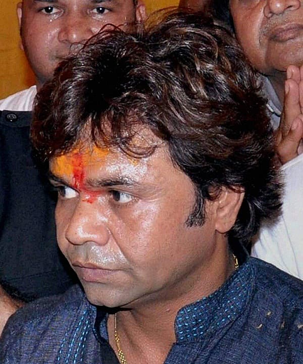 ಬಾಲಿವುಡ್ ಚಿತ್ರಗಳ ಹಾಸ್ಯನಟ ಆರ್ ರಾಜ್ ಪಾಲ್ ಯಾದವ್ ಅವರನ್ನು ಸುಳ್ಳು ಪ್ರಮಾಣಪತ್ರ ಹಾಗೂ ಫೋರ್ಜರಿ ಪ್ರಕರಣಕ್ಕೆ ಸಂಬಂಧಿಸಿದಂತೆ 2013 ರ ಡಿಸೆಂಬರ್ ನಲ್ಲಿ ಬಂಧನಕ್ಕೊಳಗಾಗಿದ್ದರು.