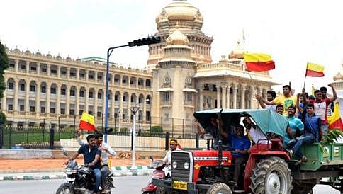 ಪ್ರತ್ಯೇಕ ಬಾವುಟ ಯೋಜನೆಯನ್ನು ಸದ್ದಿಲ್ಲದೆ ಕೈಬಿಡಲು ರಾಜ್ಯ ಸರ್ಕಾರ ನಿರ್ಧಾರ?