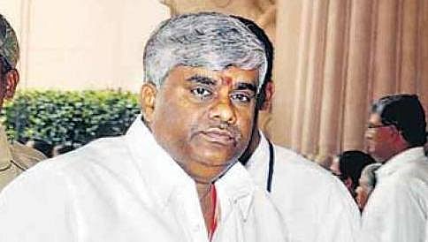 ಎಸ್.ಎಂ. ಕೃಷ್ಣ ದಂಪತಿ ಆಶೀರ್ವಾದ ಪಡೆದ ರೇವಣ್ಣ!