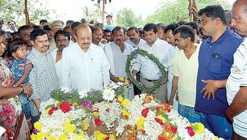 ತುಮಕೂರು: ಸಕಲ ಮಿಲಿಟರಿ ಗೌರವಗಳೊಂದಿಗೆ ಬಿಎಸ್ಎಫ್ ಯೋಧನ ಅಂತ್ಯಕ್ರಿಯೆ