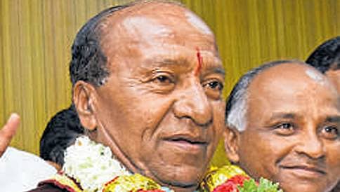 ಹುಬ್ಬಳ್ಳಿ ವಿಮಾನ ನಿಲ್ದಾಣದಲ್ಲಿ ಜಿಲ್ಲಾಧಿಕಾರಿಯಿಂದ ಮೇಯರ್ ಗೆ ಅವಮಾನ