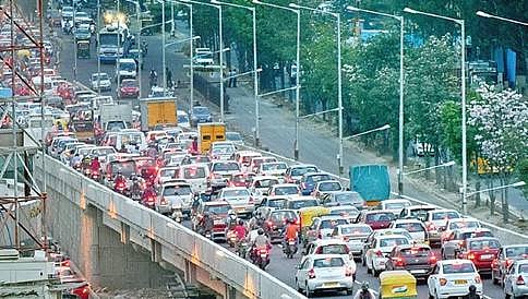 ಬೆಂಗಳೂರು: ತುಂಬಿ ತುಳುಕುತ್ತಿರುವ ಖಾಸಗಿ ವಾಹನಗಳು