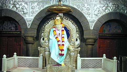ಶಿರಡಿ ಸಾಯಿಬಾಬಾರಿಗೆ 2 ಕೆಜಿ ಚಿನ್ನದ ಪಾದುಕೆ ಅರ್ಪಿಸಿದ ಭಕ್ತೆ