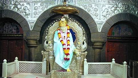 ಶಿರಡಿ ಸಾಯಿಬಾಬಾರಿಗೆ 2 ಕೆಜಿ ಚಿನ್ನದ ಪಾದುಕೆ ಅರ್ಪಿಸಿದ ಭಕ್ತೆ
